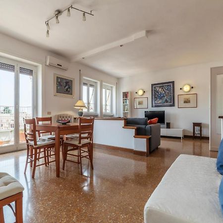Roomy And Bright Apartment With Terrace Rom Exterior foto