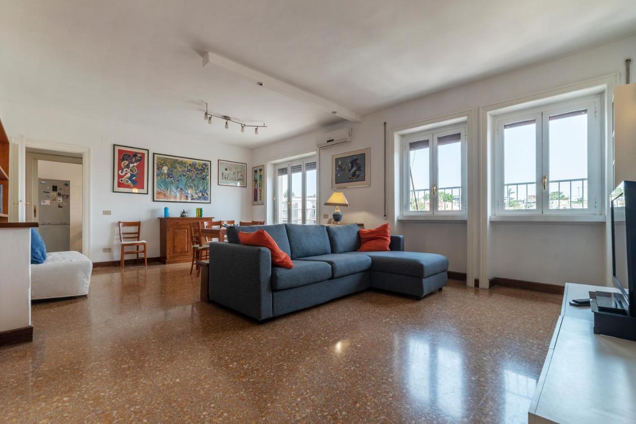 Roomy And Bright Apartment With Terrace Rom Exterior foto